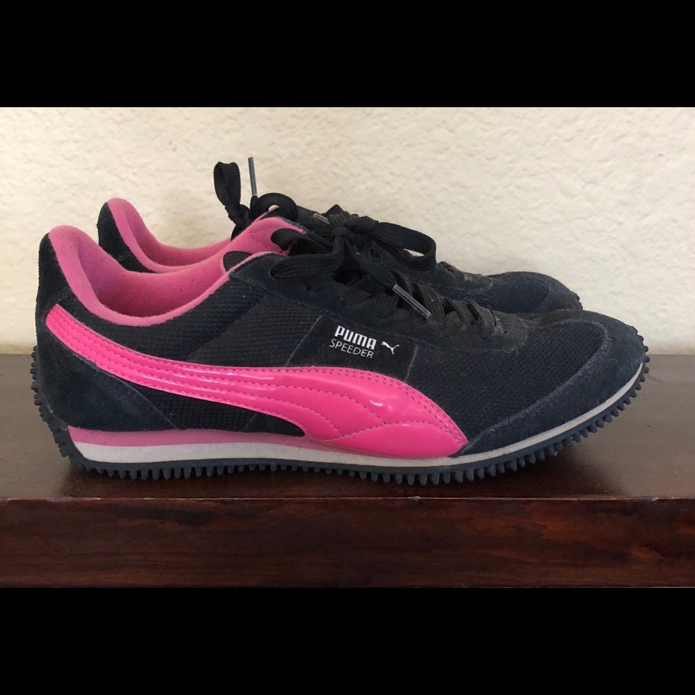 Puma speeder black and pink tennis shoe